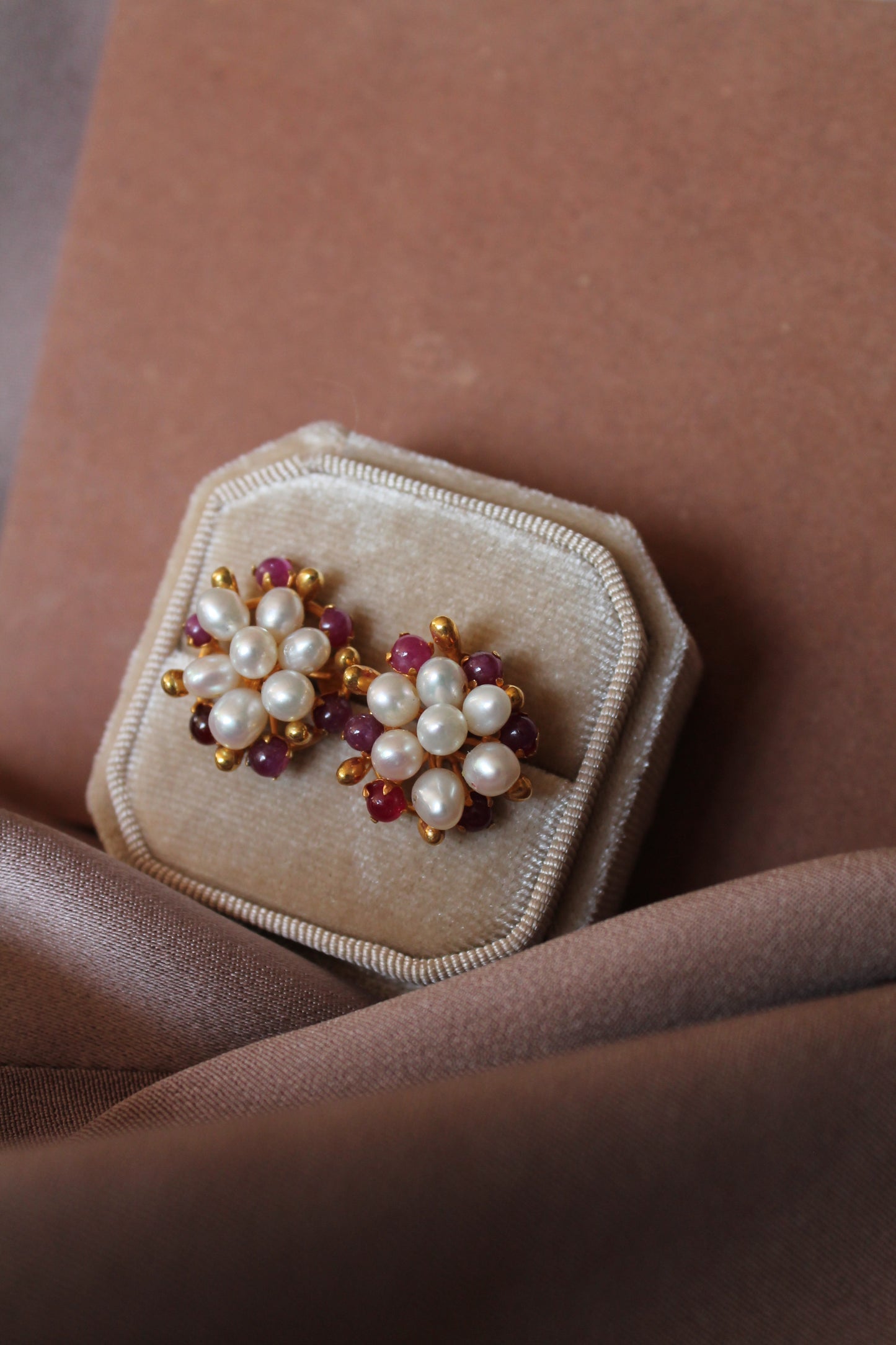 Aros oro amarillo, perlas y rubíes