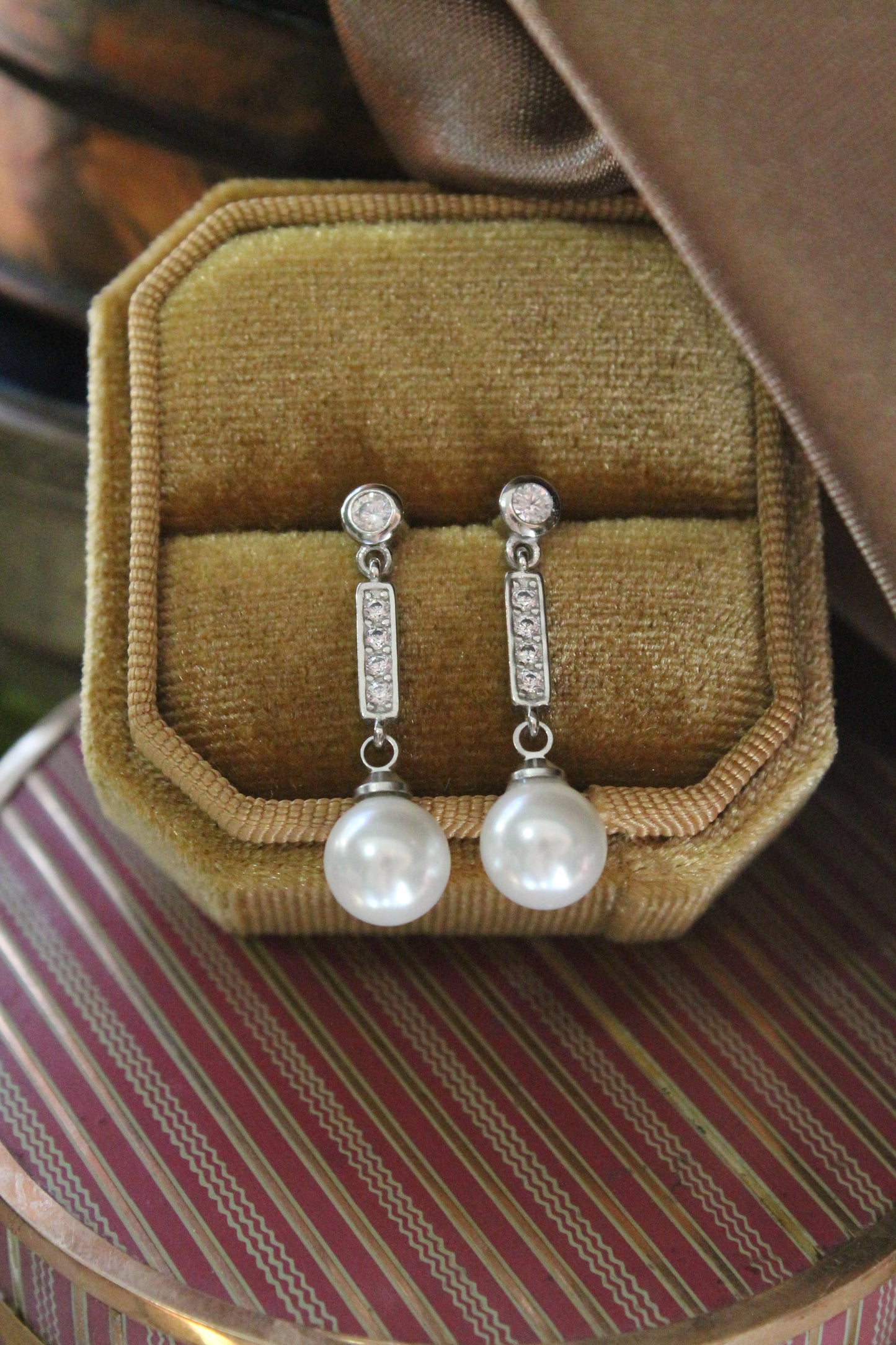 Aros colgantes, plata fina 925 y zirconitas incoloras.