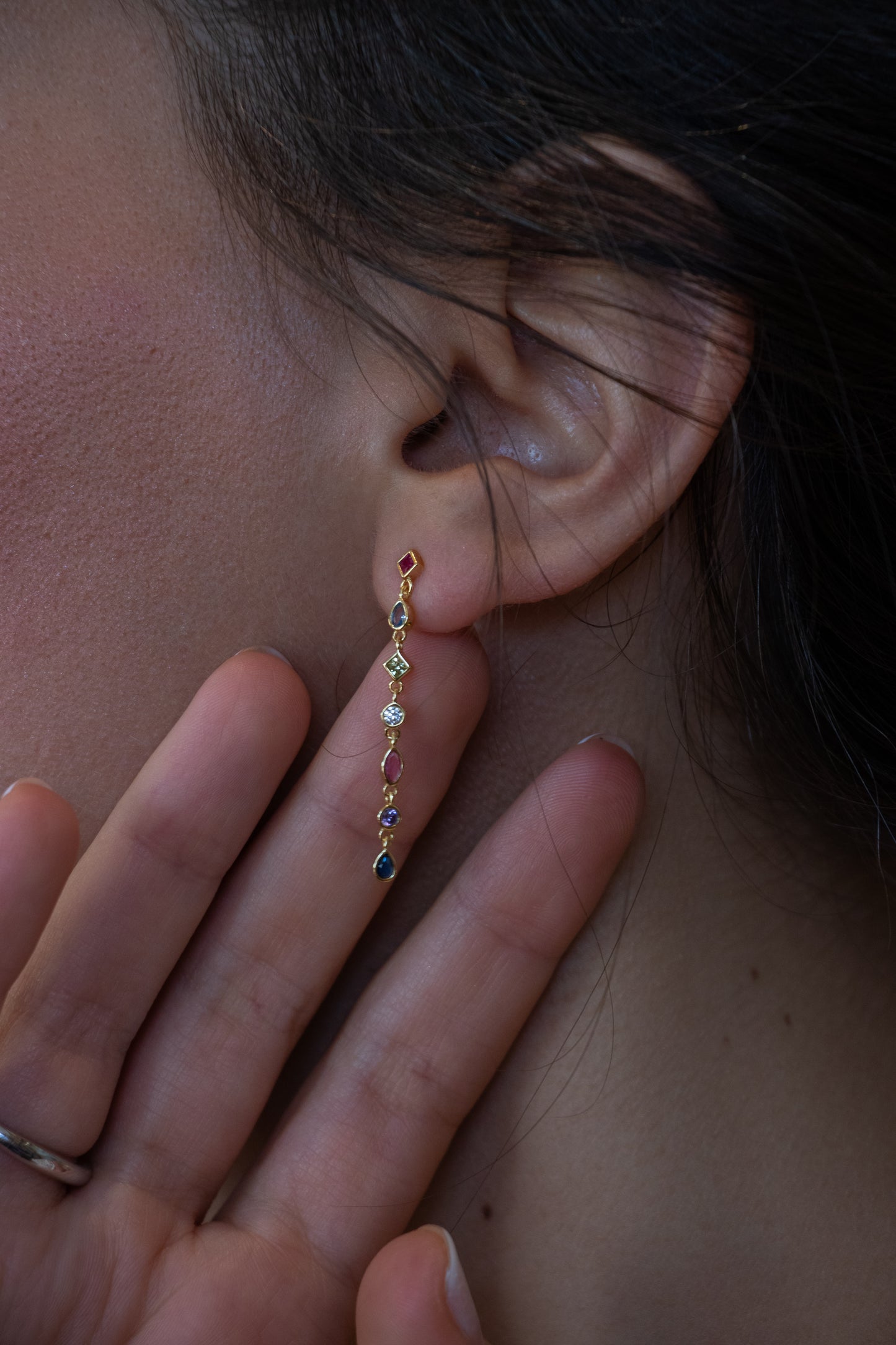 Aros largos figuras, plata 925 con enchapado en oro y zirconitas.