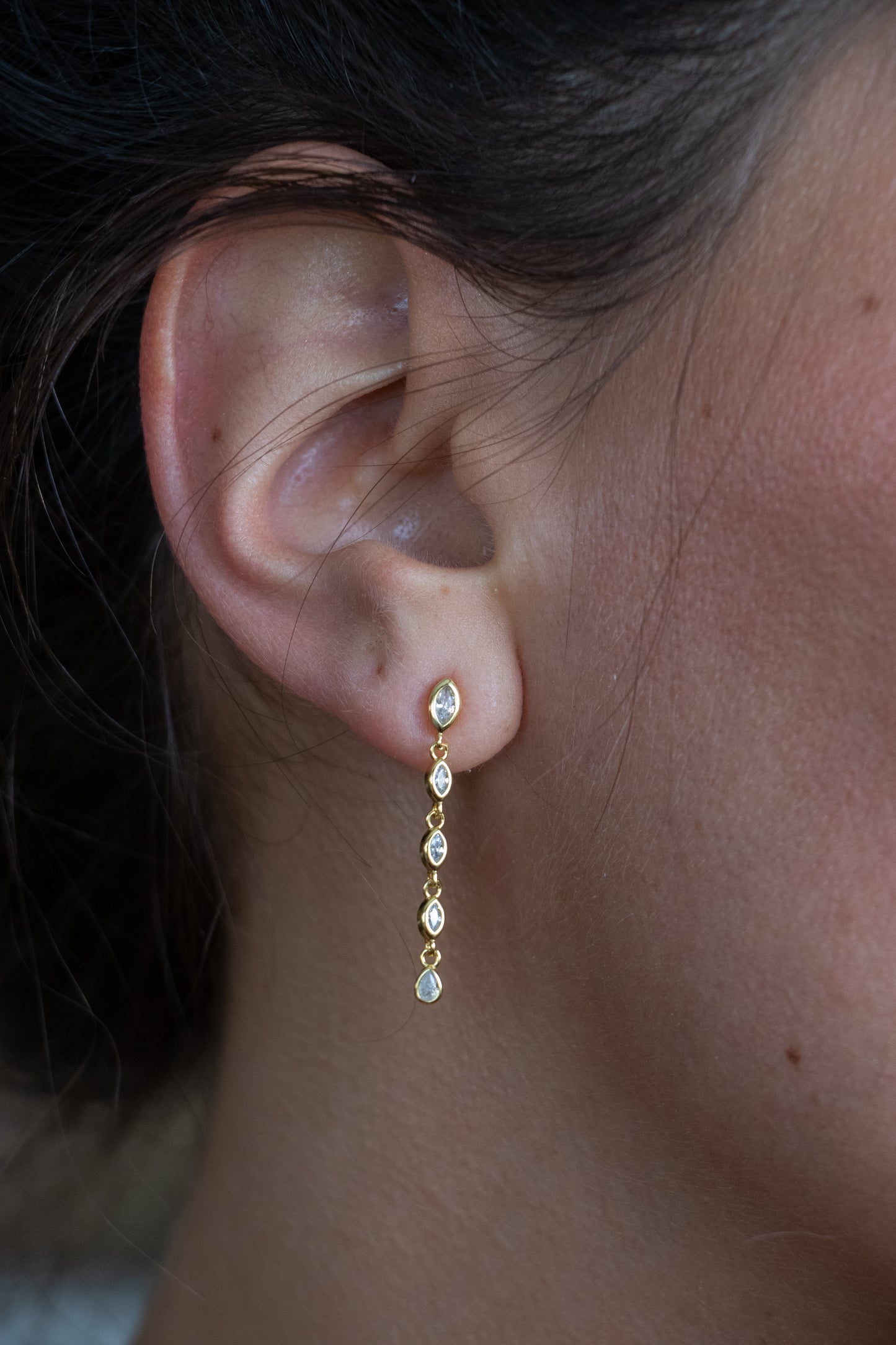 Aros largos hojitas, plata 925 con enchapado en oro y zirconitas.