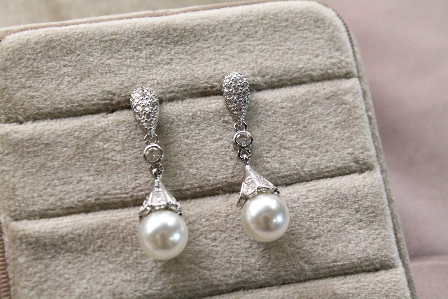 Aros largos gotas, plata 925, zirconitas y perlas sintéticas.