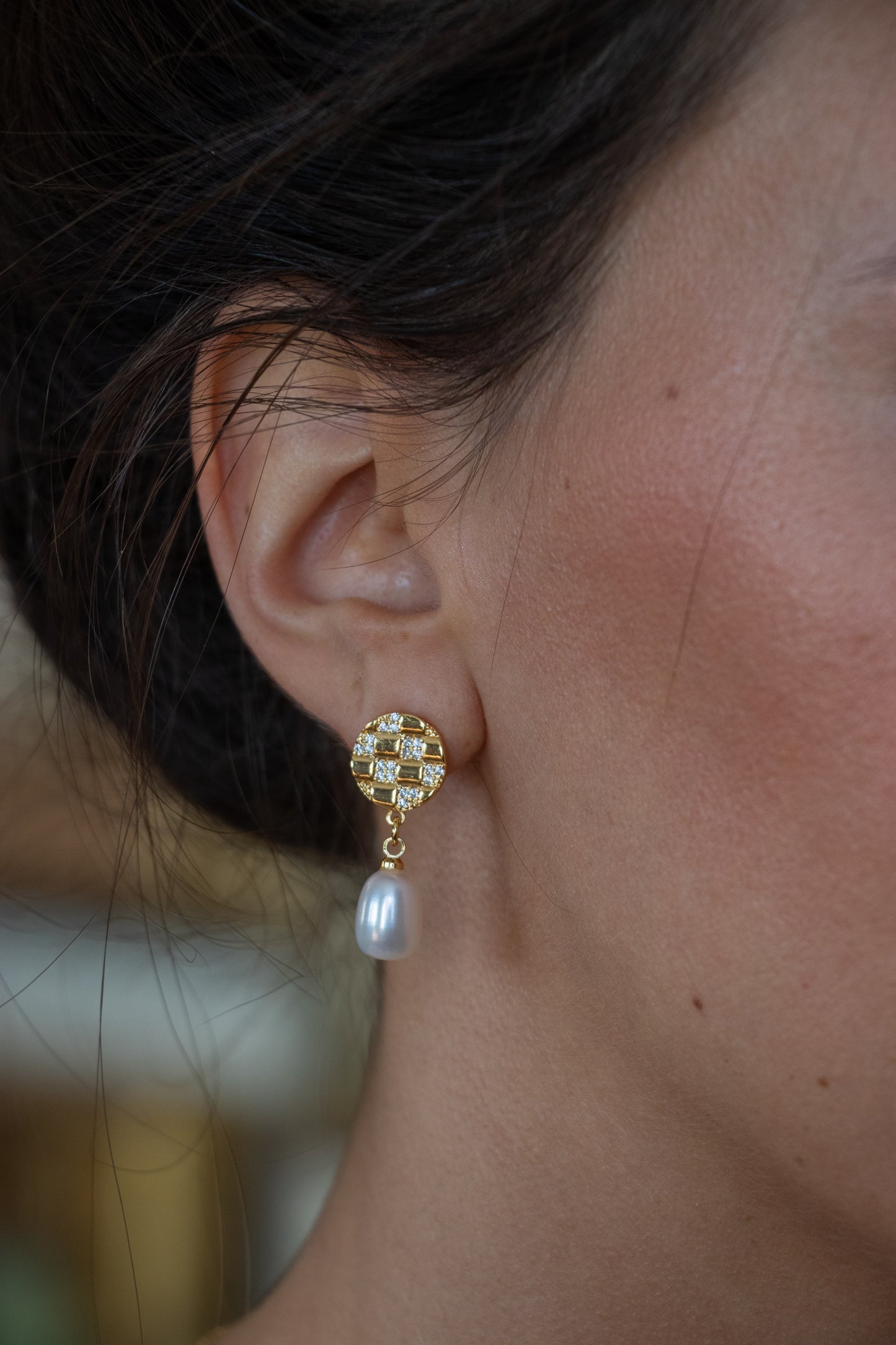 Aros con perlas de agua dulce, plata 925, enchapado en oro y zirconitas.