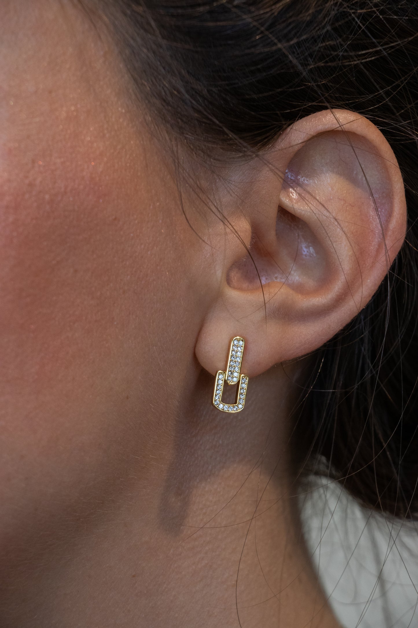 Aros colgantes, plata 925, enchapados en oro y zirconitas incoloras.