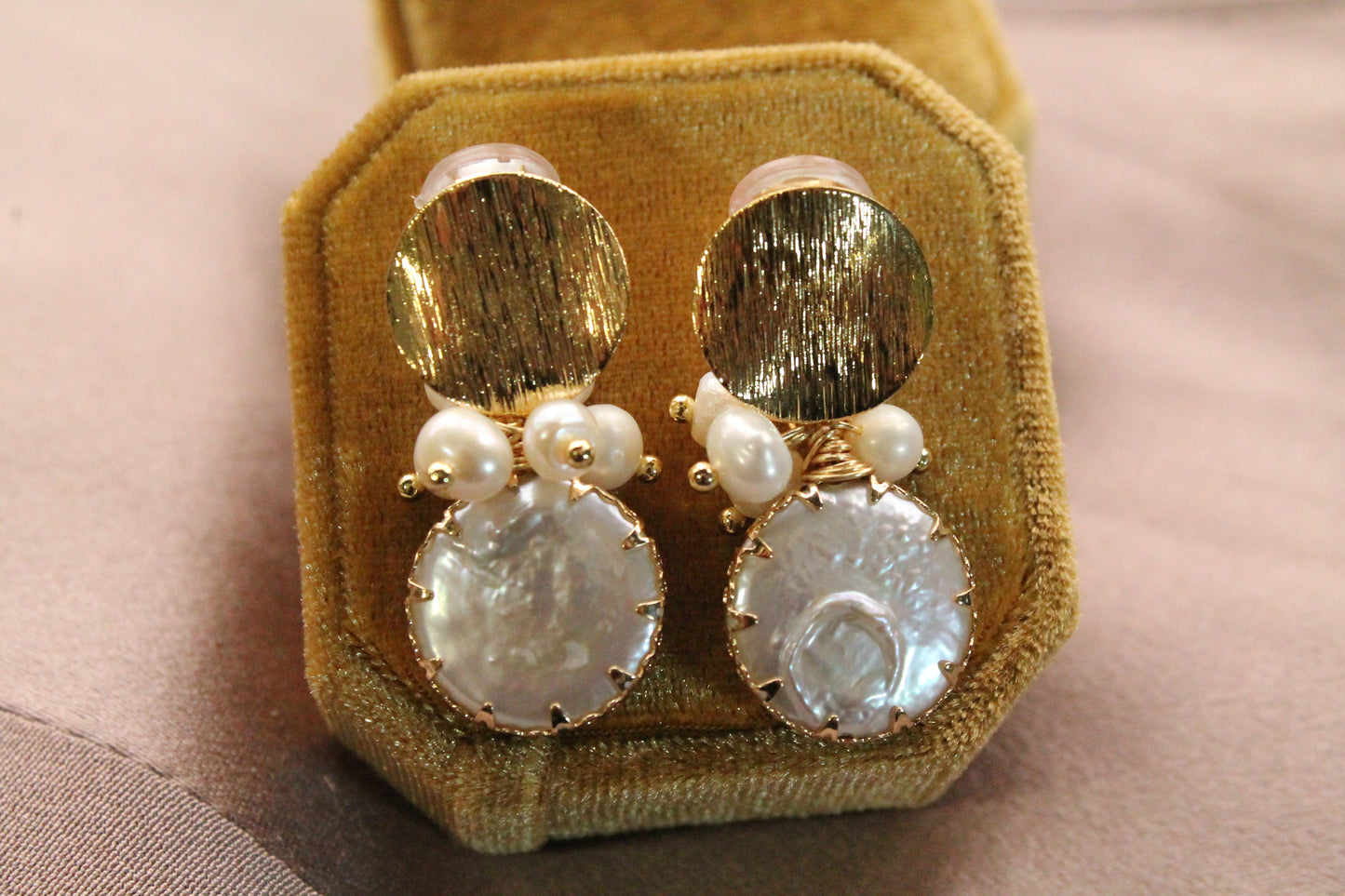 Aros con perlas de agua dulce, plata 925 y enchapado en oro.