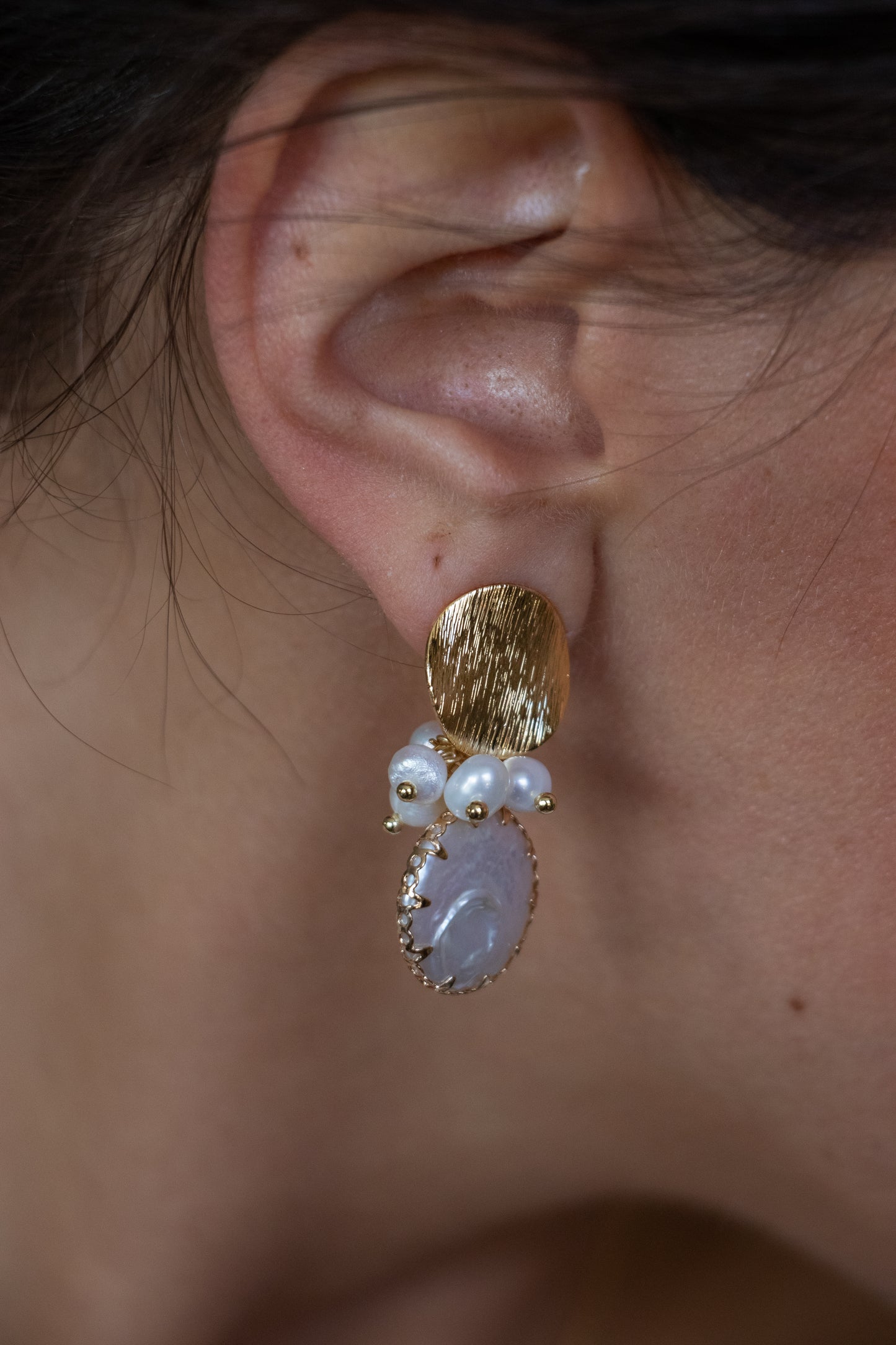 Aros con perlas de agua dulce, plata 925 y enchapado en oro.