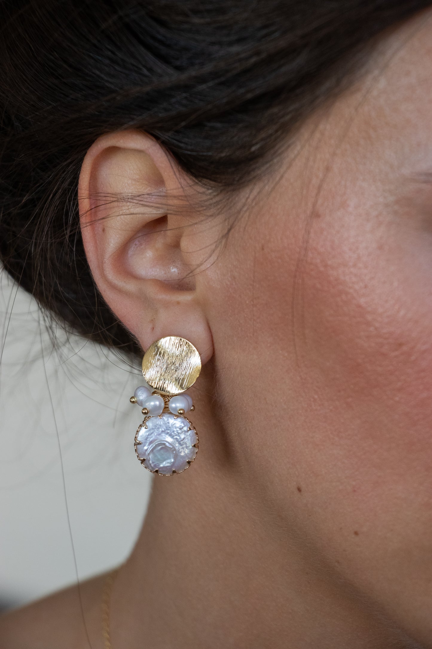 Aros con perlas de agua dulce, plata 925 y enchapado en oro.