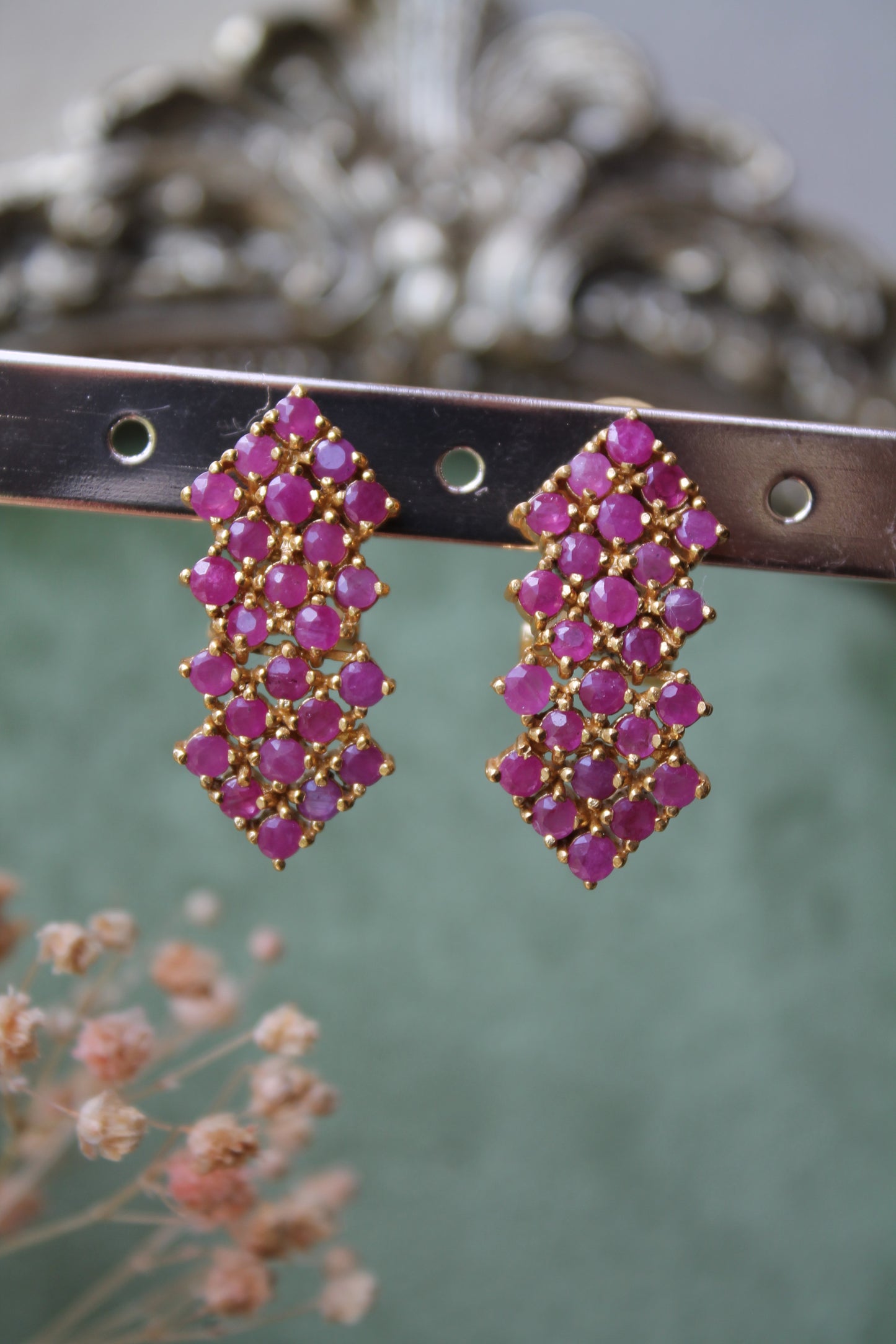 Aros metal plata 925, enchape en oro y rubíes