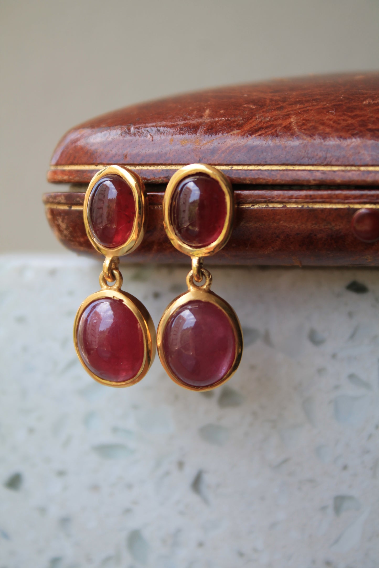 Aros metal plata 925, enchape de oro y rubíes