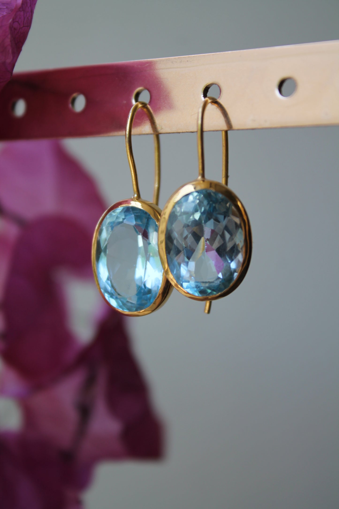 Aros metal plata 925, enchape de oro y topacios azules