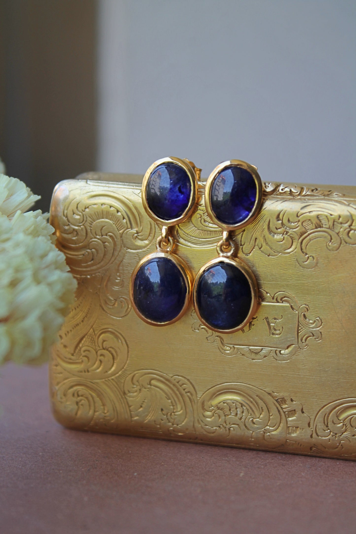 Aros metal plata con enchape de oro y zafiros