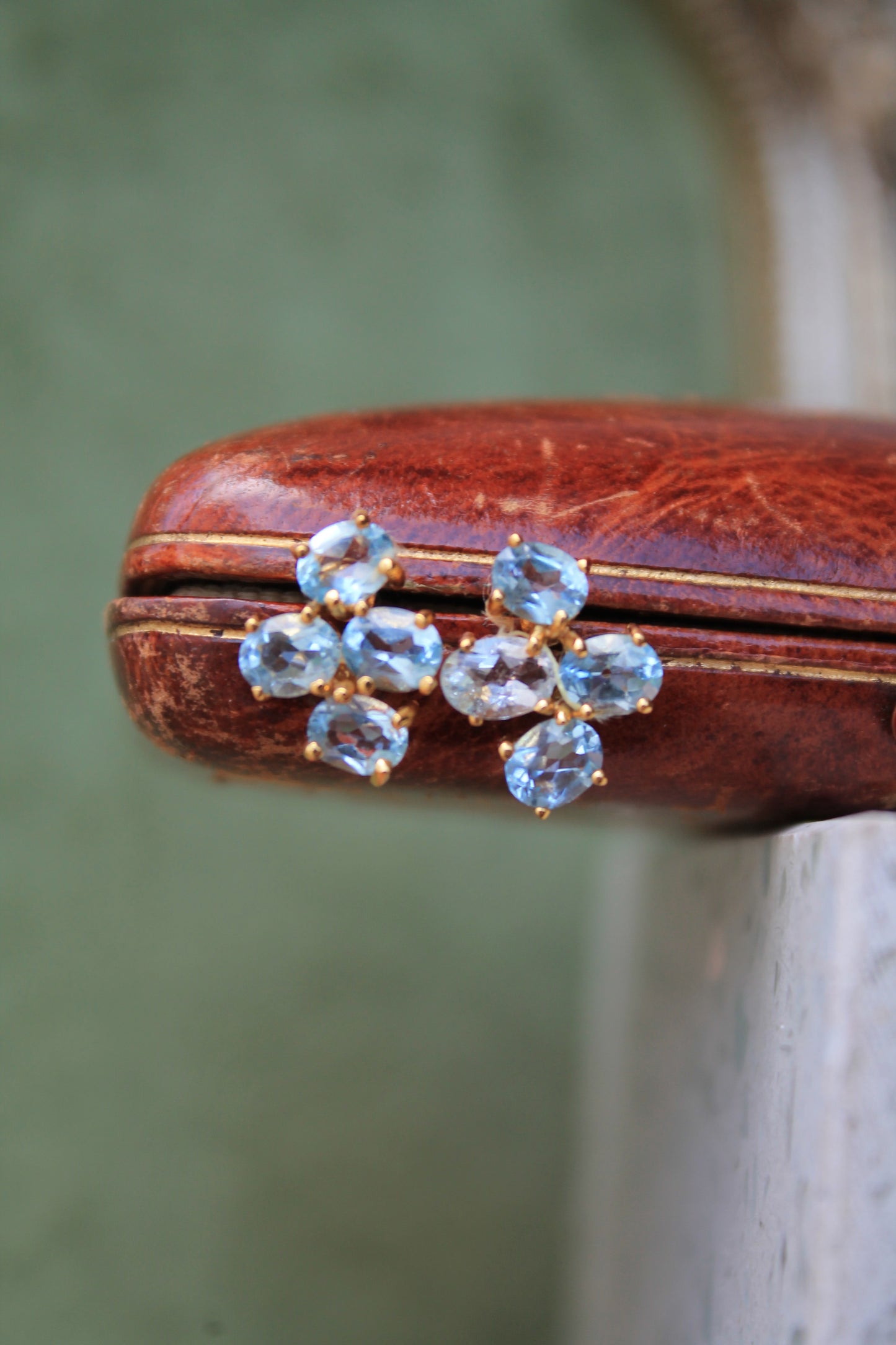 Aros metal plata 925, enchape de oro y topacios azules