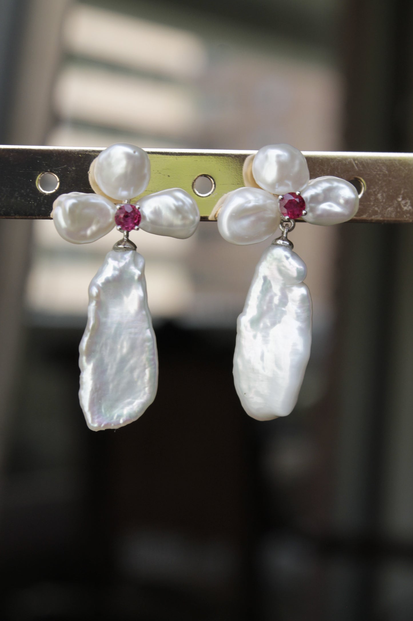 Aros plata 925 enchapados en oro, perlas y rubíes