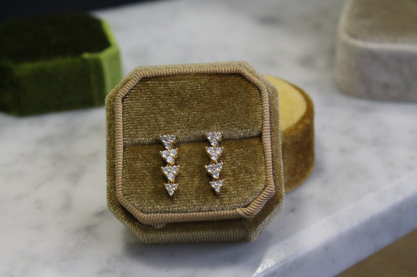 Aros triangulares, plata 925 enchapado en oro y zirconitas.