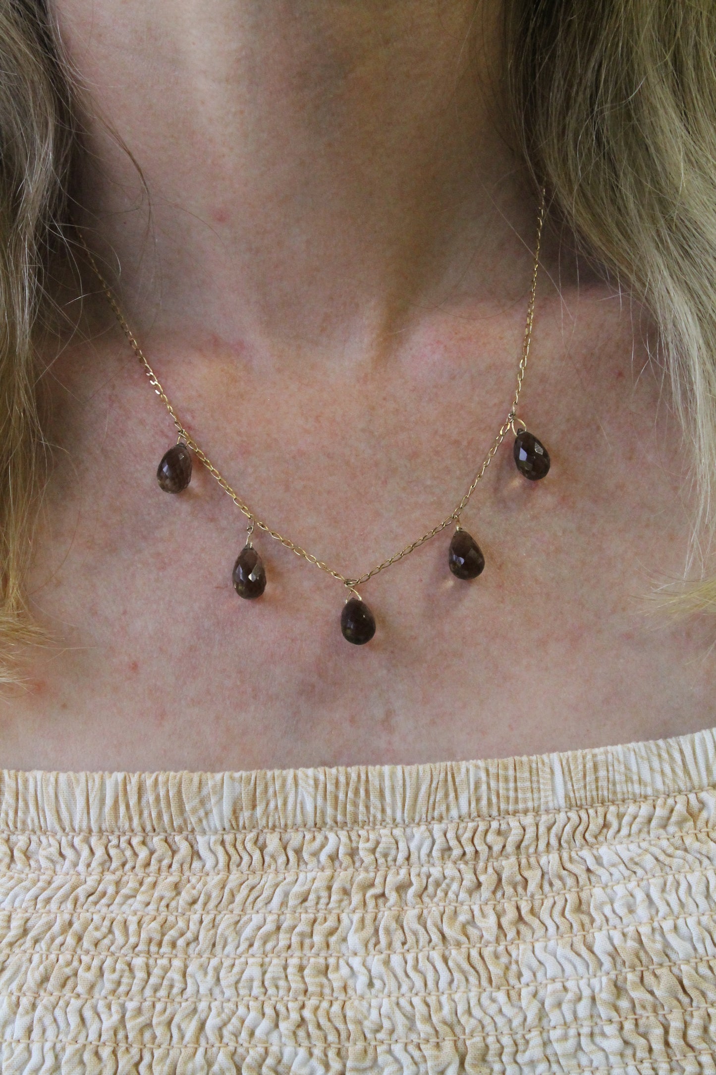 Collar gotas, oro amarillo y cuarzo ahumado.