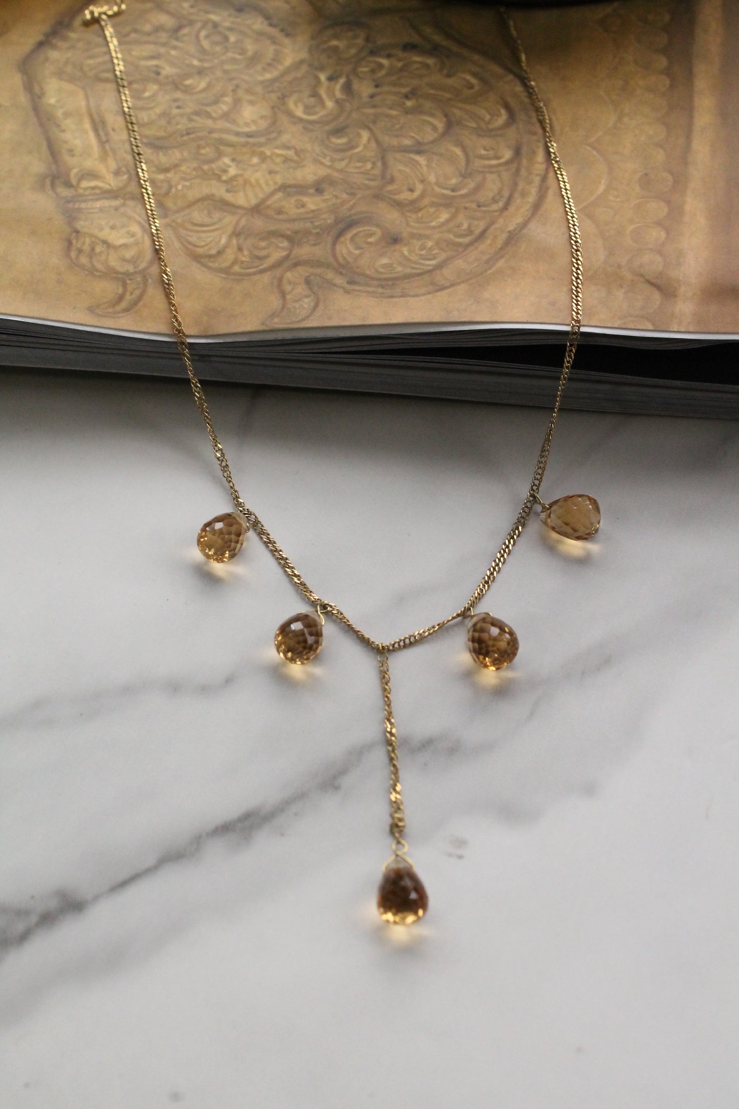 Collar gotas, oro amarillo y cuarzo citrino.