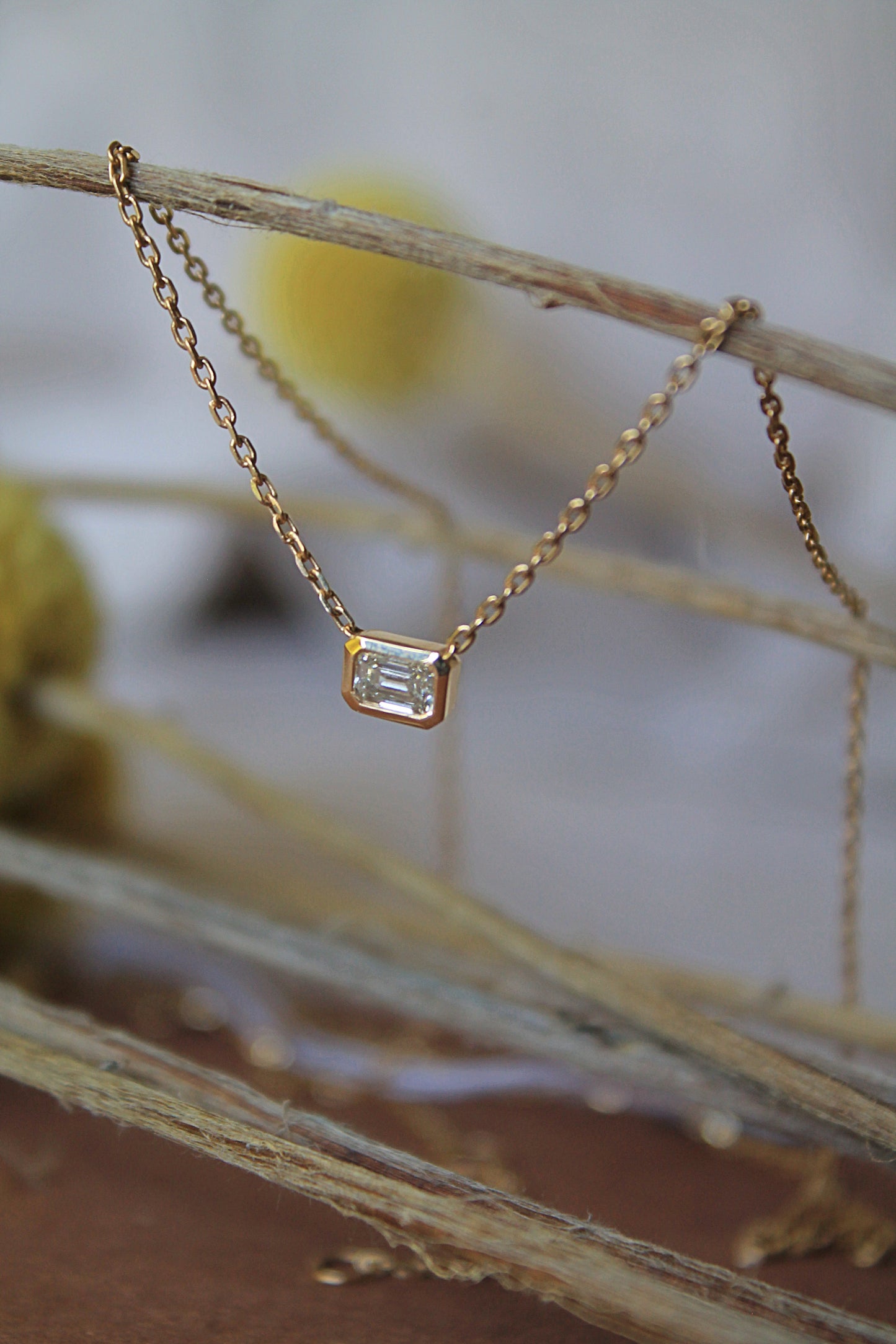 Collar modelo punto de luz, metal amarillo y diamante talla esmeralda.