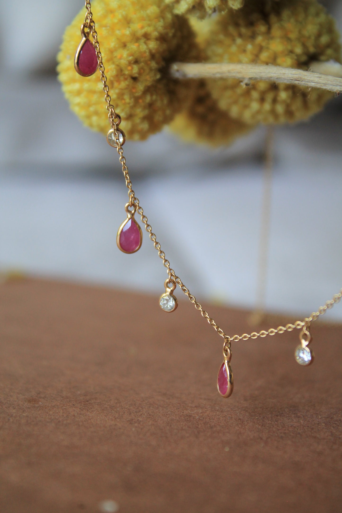 Collar borlas oro amarillo, rubíes y brillantes