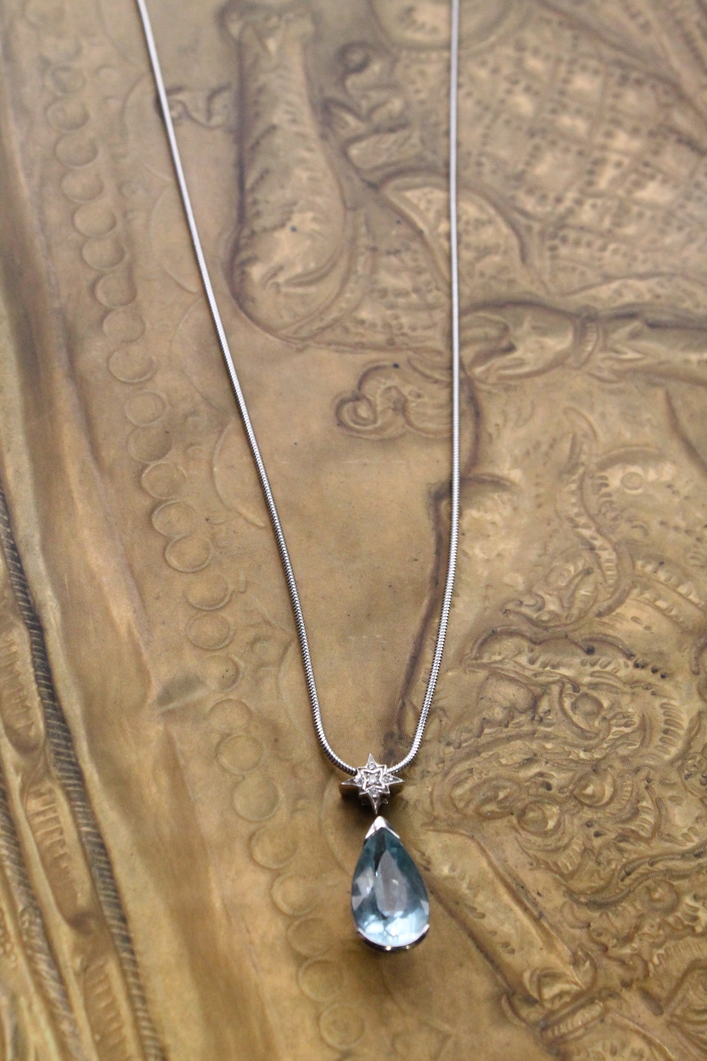 Collar gota, oro blanco italiano, aguamarina y brillantes.