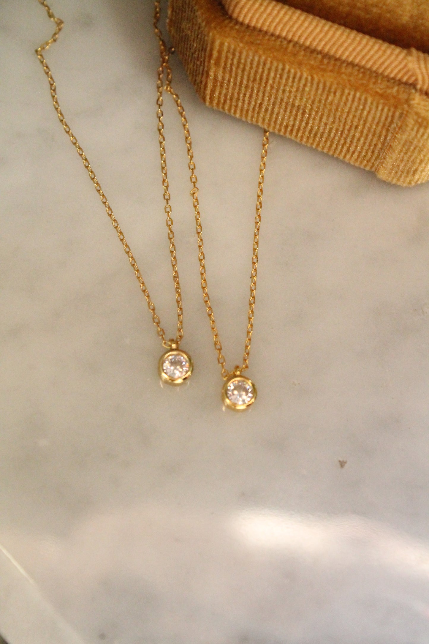 Collar punto de luz, plata, enchapado en oro 18k y zirconita.