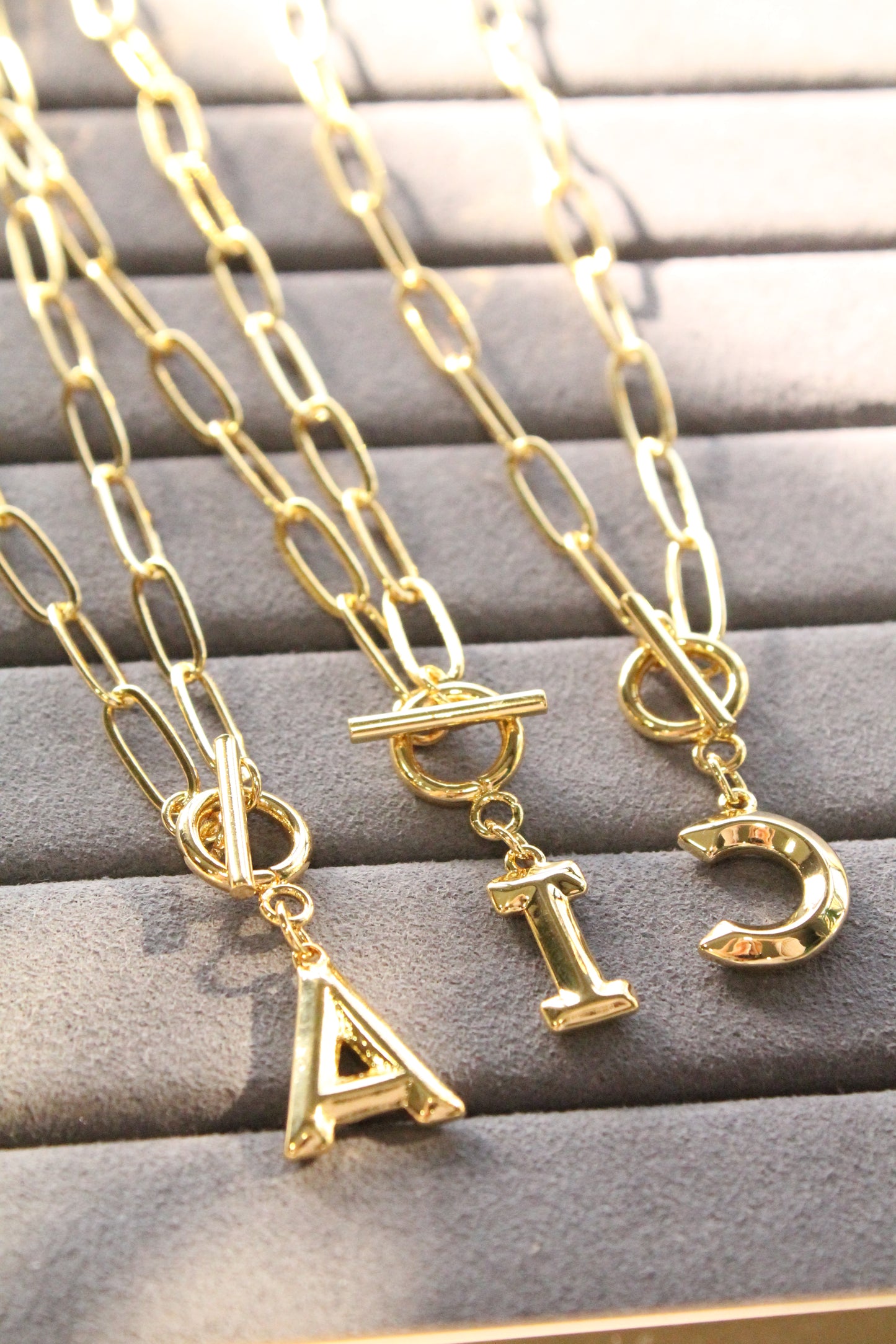 Collar cadena con letras y enchapado en oro.