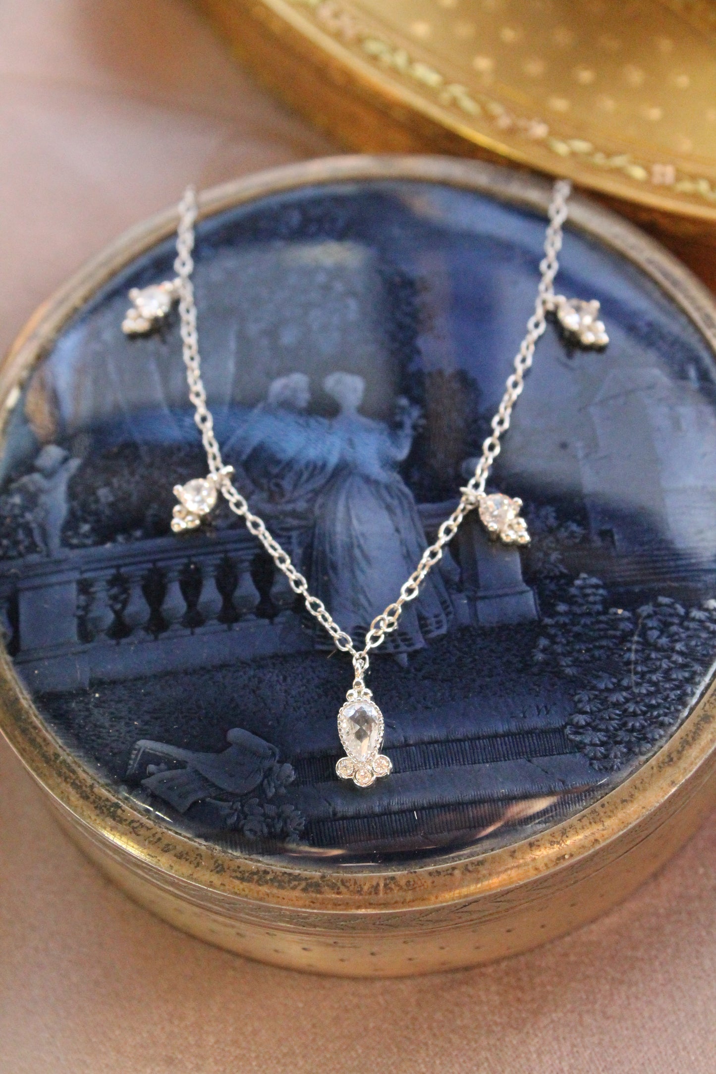 Collar floral estilo antiguo, plata 925 y zirconitas.