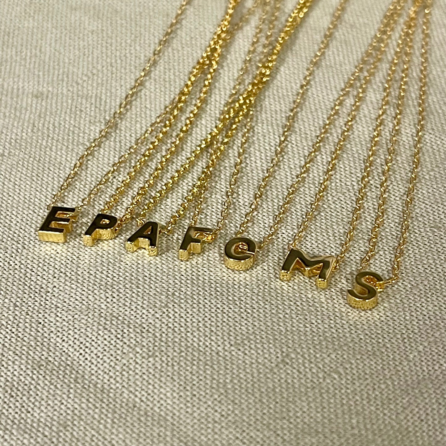 Collar letras, plata 925 con enchapado en oro amarillo 18k.