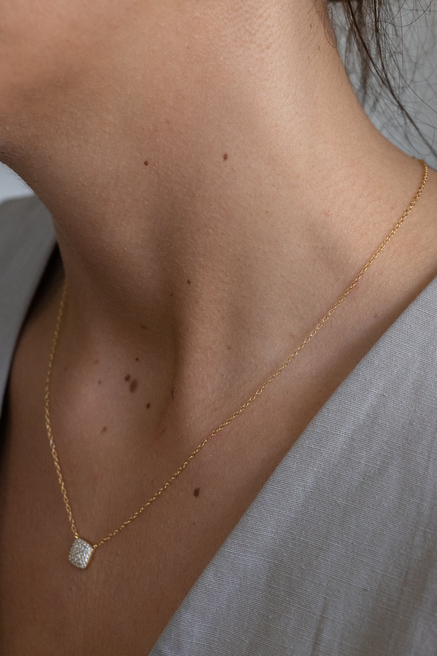 Collar punto de luz cushion, plata 925 con baño de oro de 18k y zirconitas.
