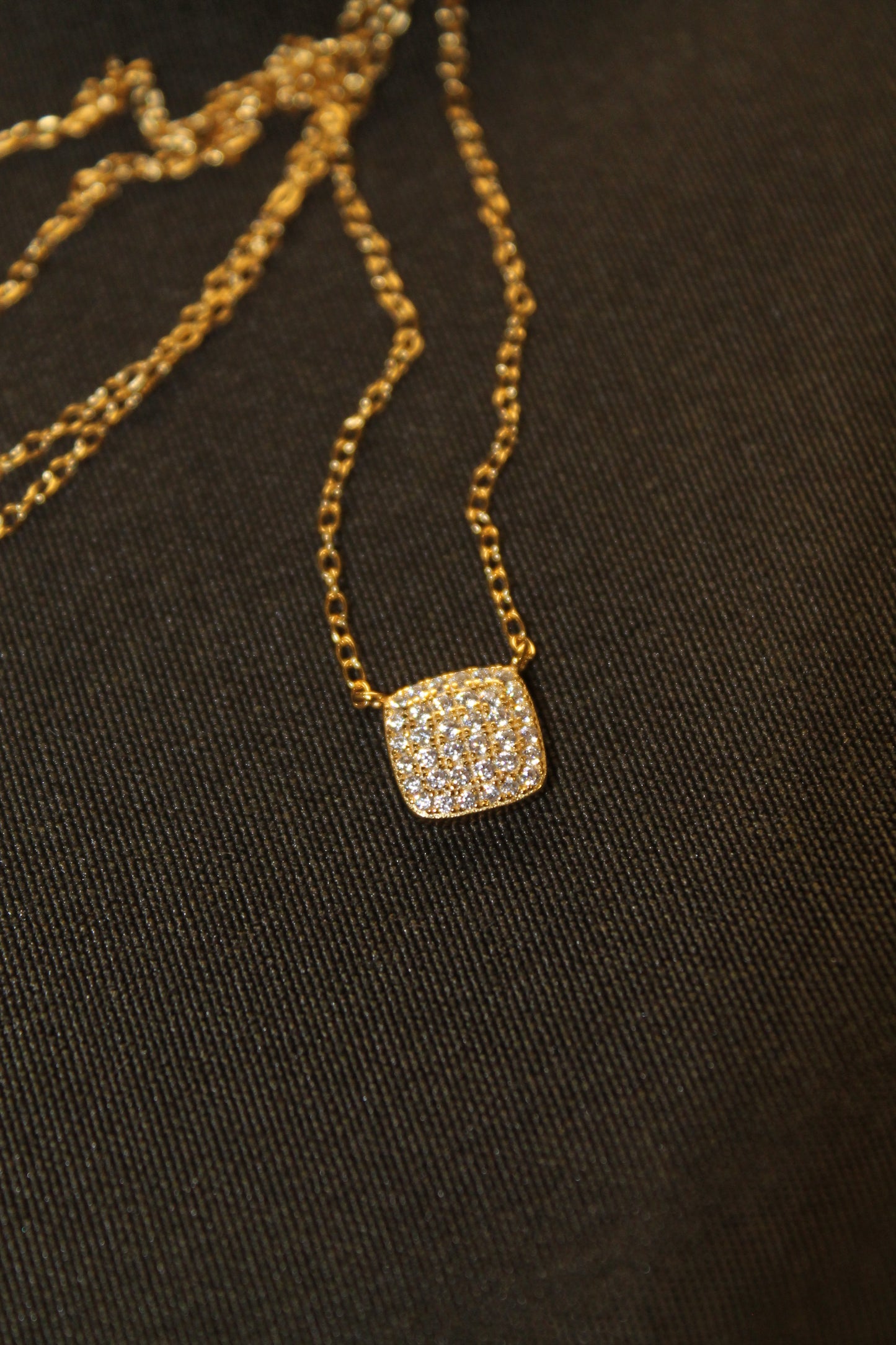 Collar punto de luz cushion, plata 925 con baño de oro de 18k y zirconitas.