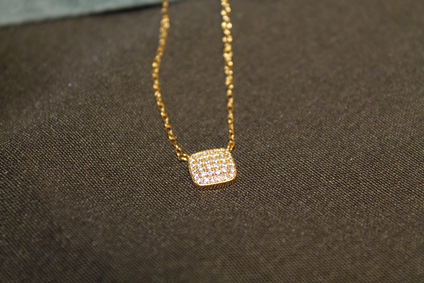 Collar punto de luz cushion, plata 925 con baño de oro de 18k y zirconitas.