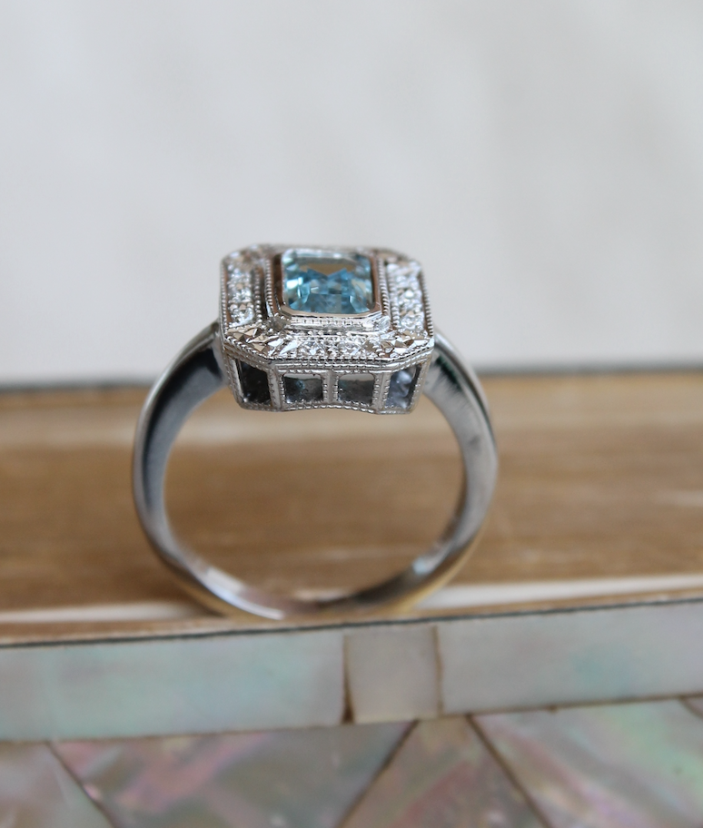 Anillo a pedido, hecho a mano, halo octagonal rectangular, platino, aguamarina y brillantes.