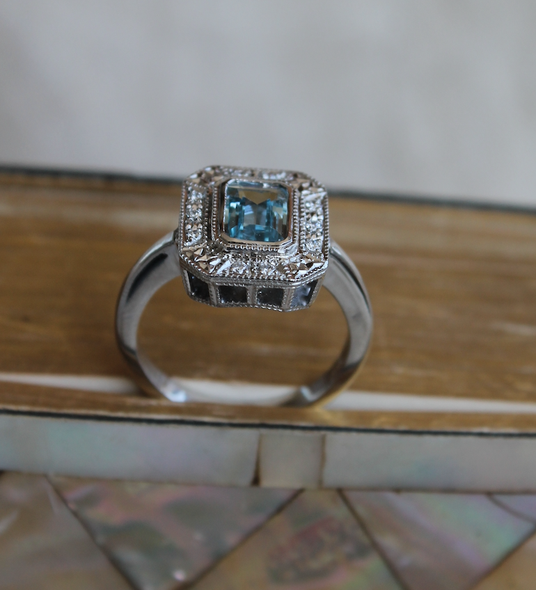 Anillo a pedido, hecho a mano, halo octagonal rectangular, platino, aguamarina y brillantes.