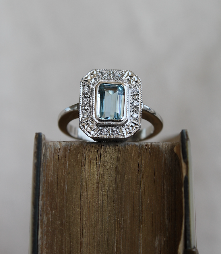 Anillo a pedido, hecho a mano, halo octagonal rectangular, platino, aguamarina y brillantes.
