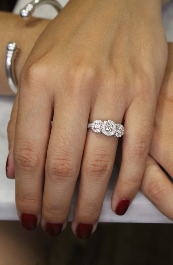 Anillo a pedido, hecho a mano, platino y brillantes.