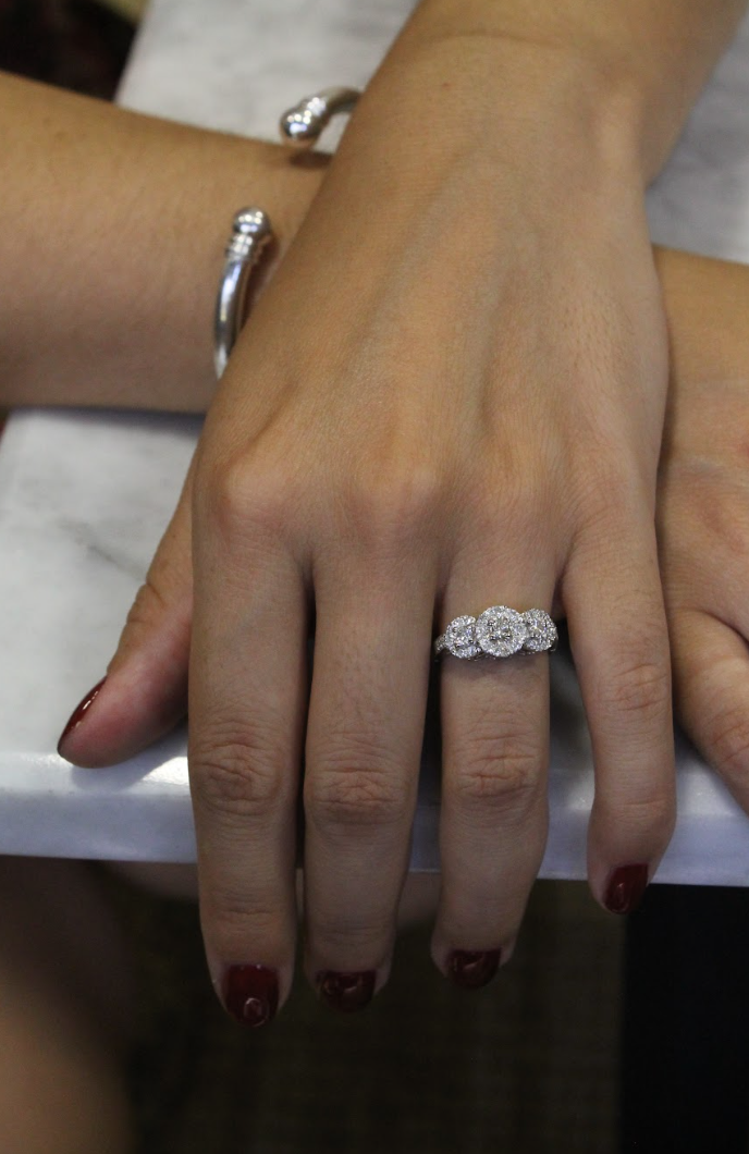 Anillo a pedido, hecho a mano, platino y brillantes.