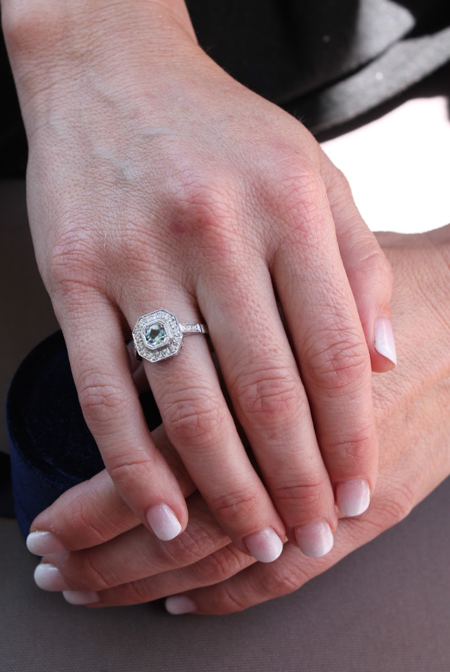 Anillo a pedido, modelo halo hexagonal, platino, aguamarina y brillantes.