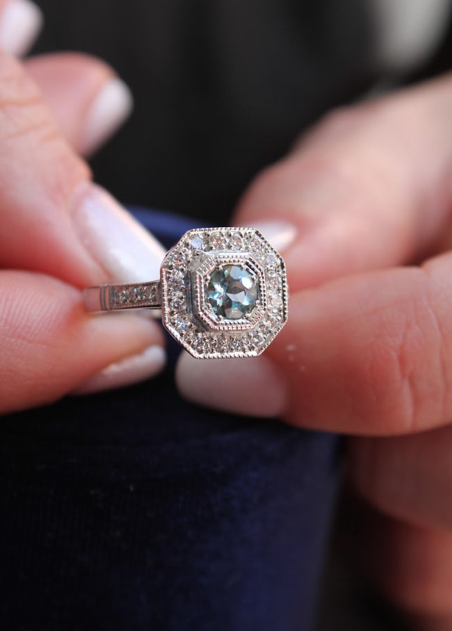 Anillo a pedido, modelo halo hexagonal, platino, aguamarina y brillantes.