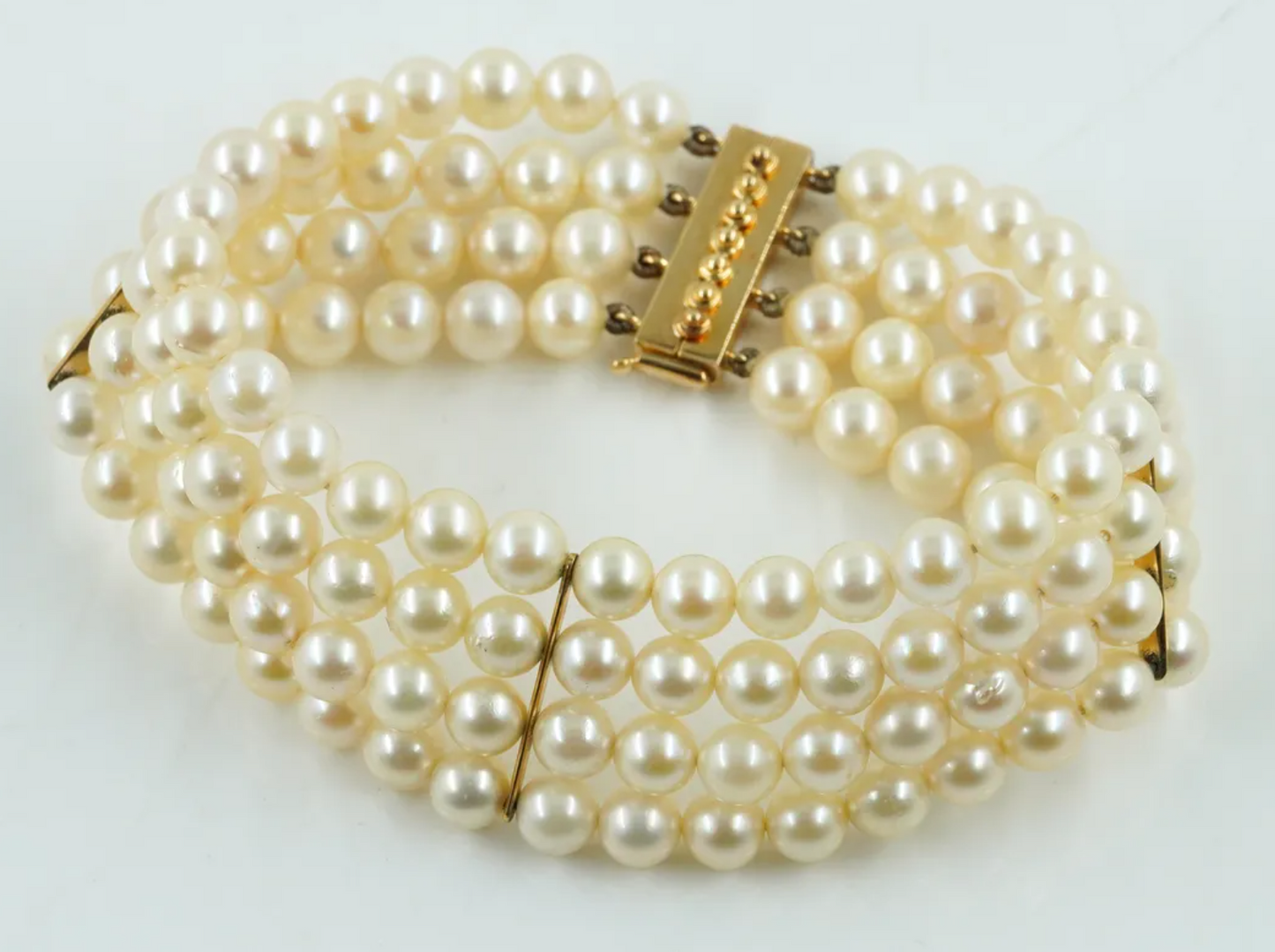 Pulsera europea, cuatro hileras con perlas cultivadas. Cierre corredizo de oro.