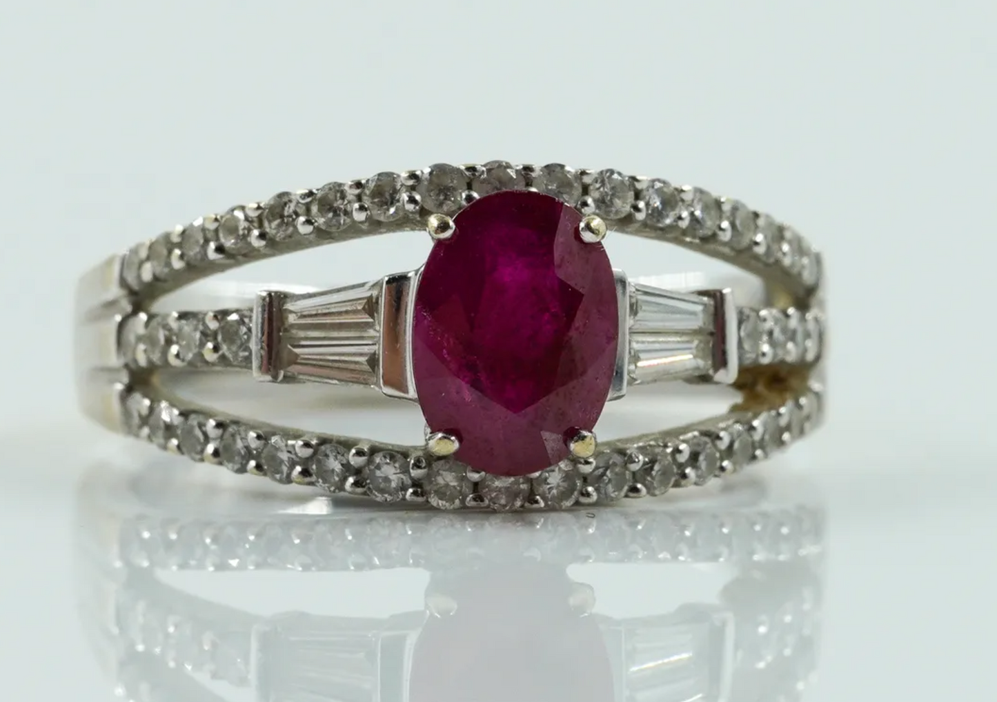 Anillo europeo, oro blanco italiano, rubí y brillantes.