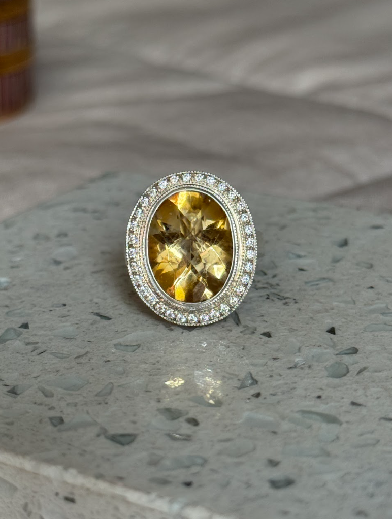 Anillo hecho a mano, plata 925, baño de rodio platino, Cuarzo citrino central y zirconitas incoloras.