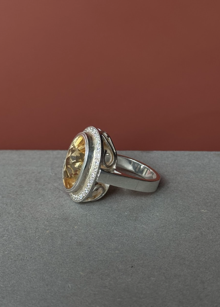 Anillo hecho a mano, plata 925, baño de rodio platino, Cuarzo citrino central y zirconitas incoloras.