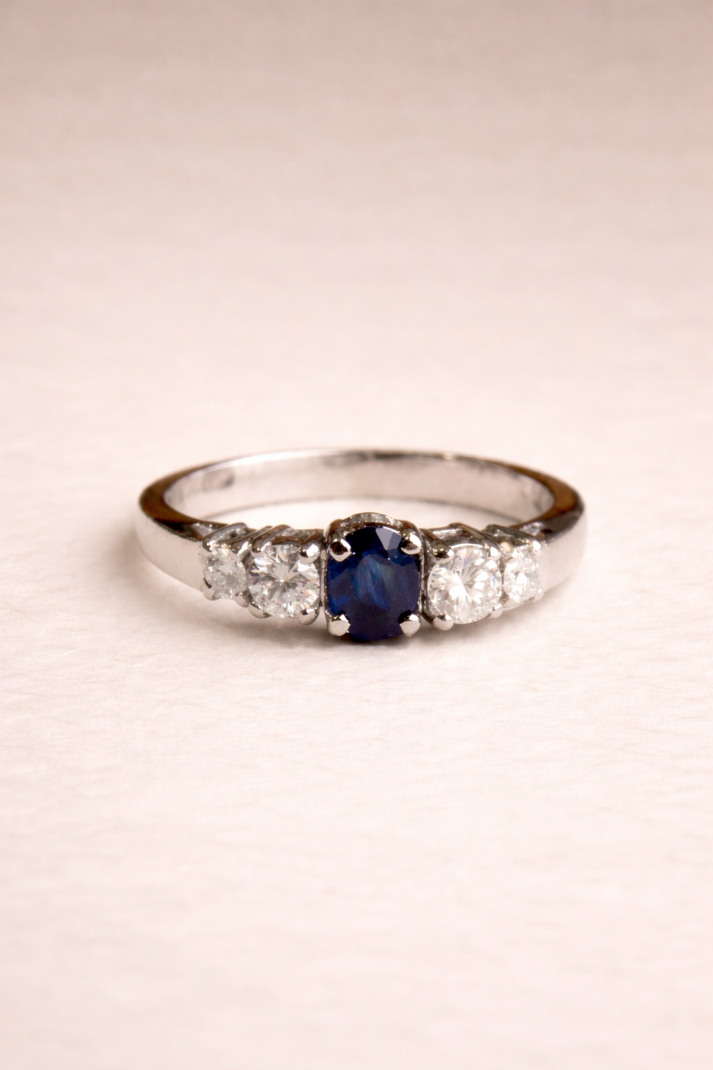 Anillo a pedido, hecho a mano, platino, zafiro y brillantes