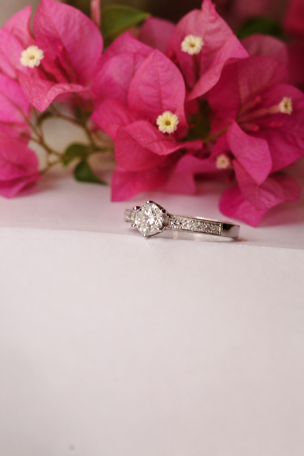 Anillo solitario hecho a mano en platino y brillantes