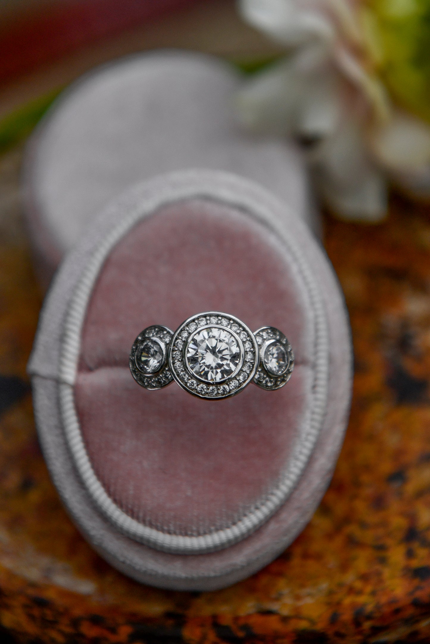 Anillo plata 925, con baño de rodio platino y zirconitas. Hecho a maquina