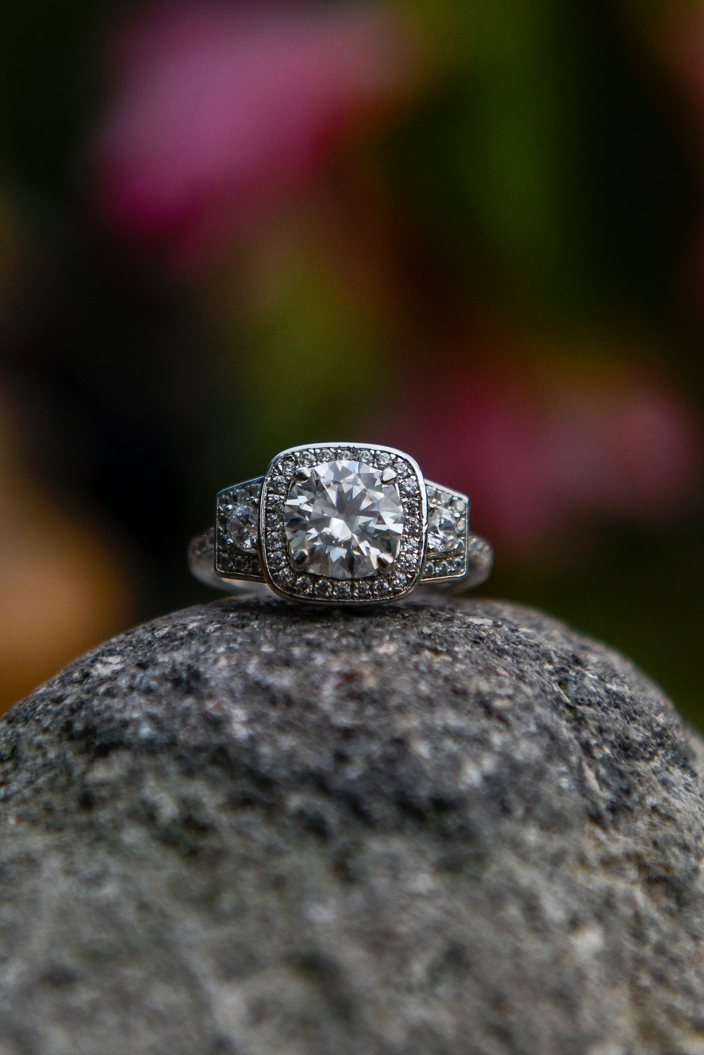 Anillo halo triple, plata fina 925 y moissanita central rodeada de zirconitas