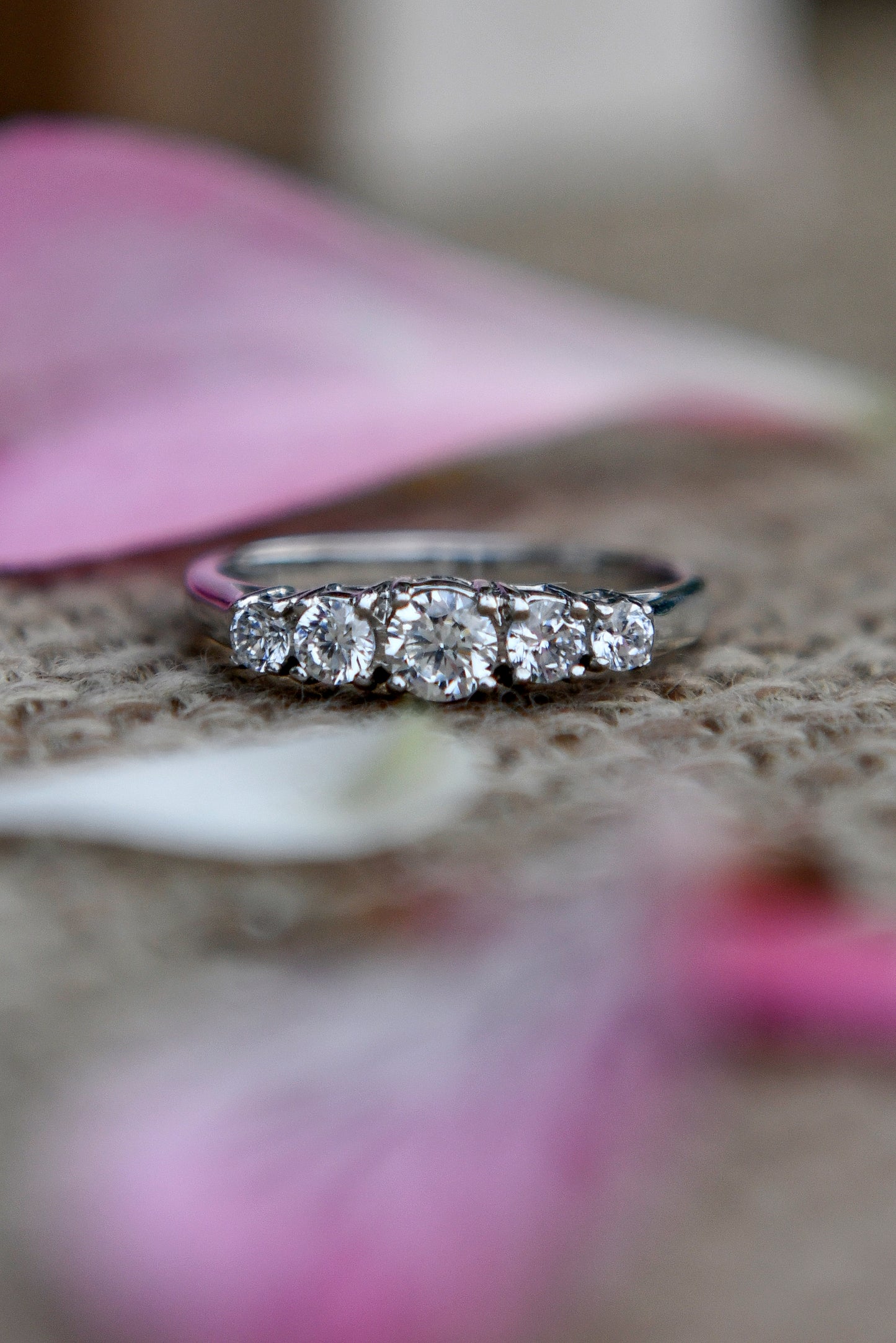 Anillo modelo quintillo a pedido, hecho a mano de platino y brillantes.