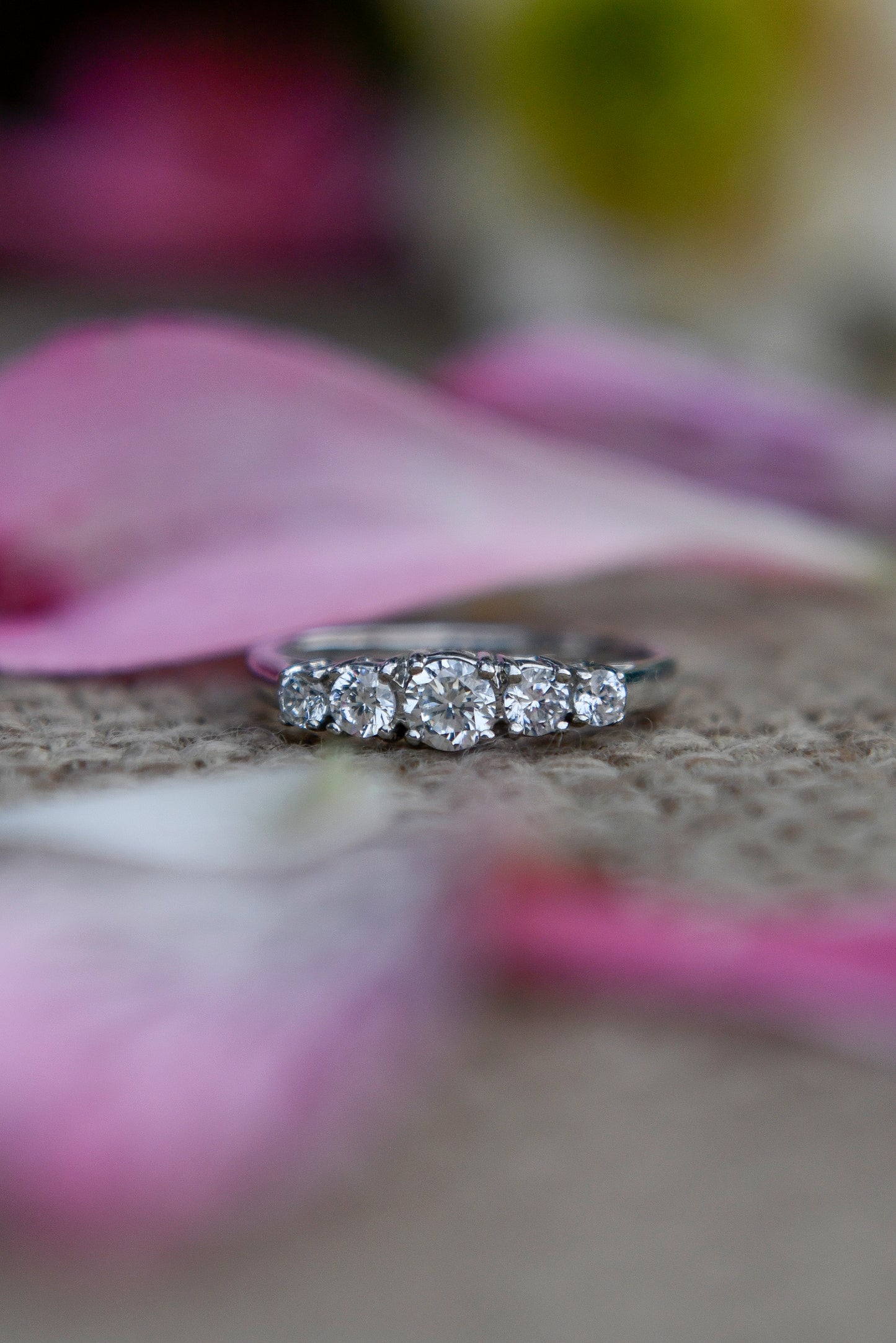 Anillo modelo quintillo a pedido, hecho a mano de platino y brillantes.