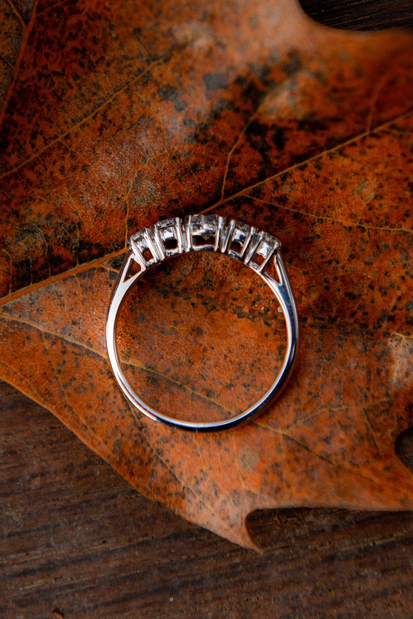 Anillo modelo quintillo a pedido, hecho a mano de platino y brillantes.