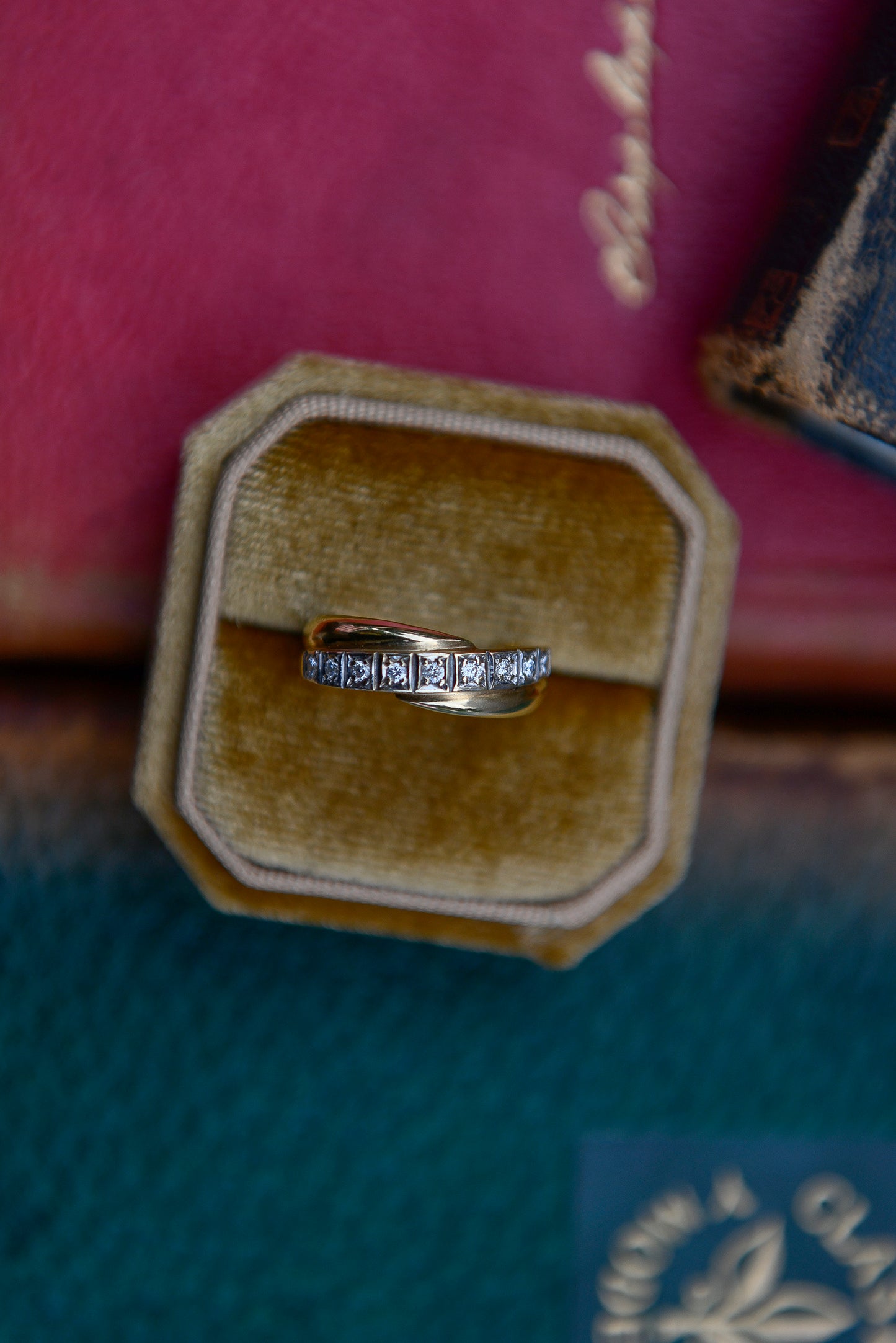 Anillo medio cintillo europeo, hecho a mano, con brillantes y oro amarillo.