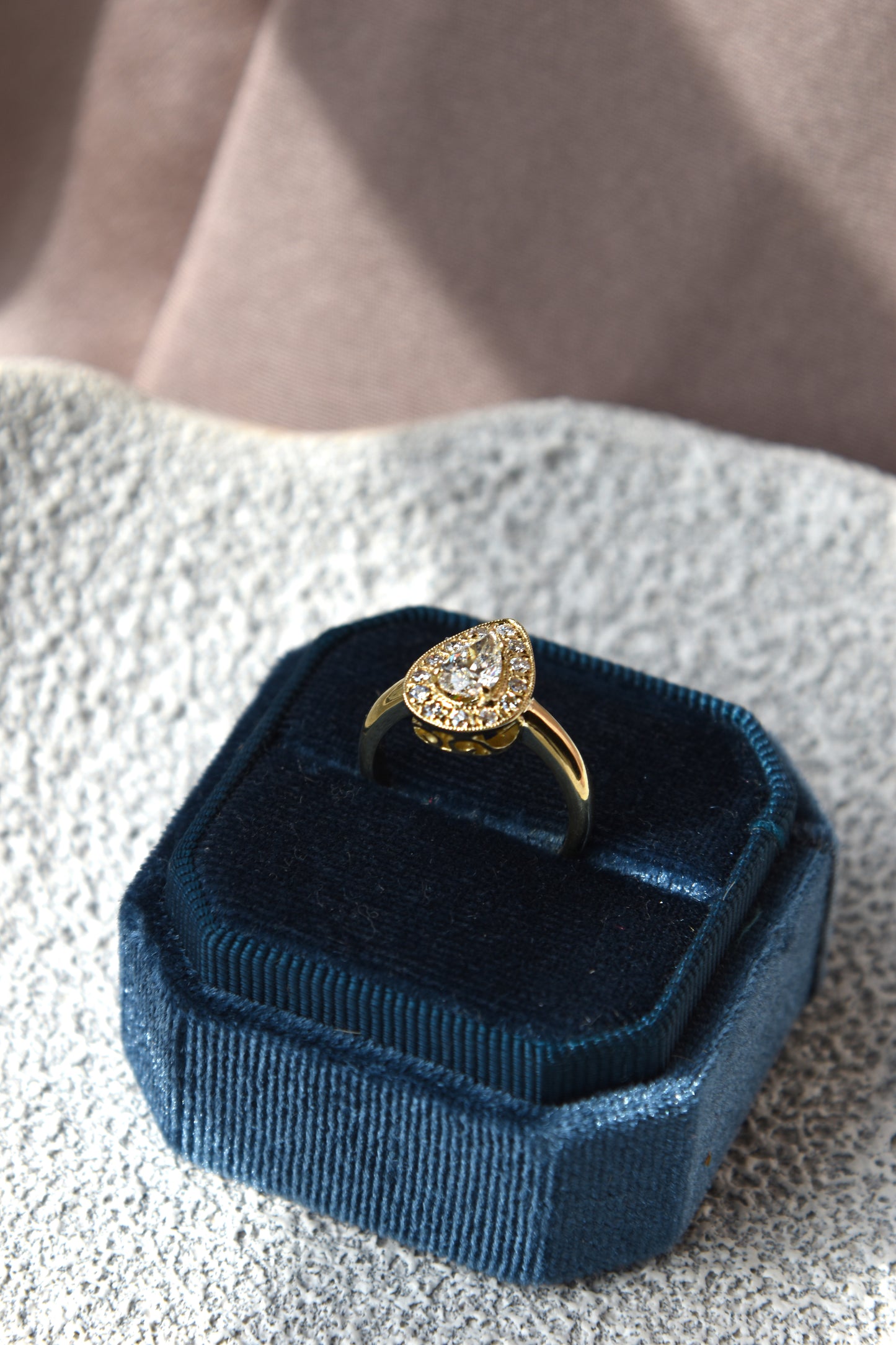 Anillo hecho a mano, halo diseño pera, oro amarillo 18k, y diamantes