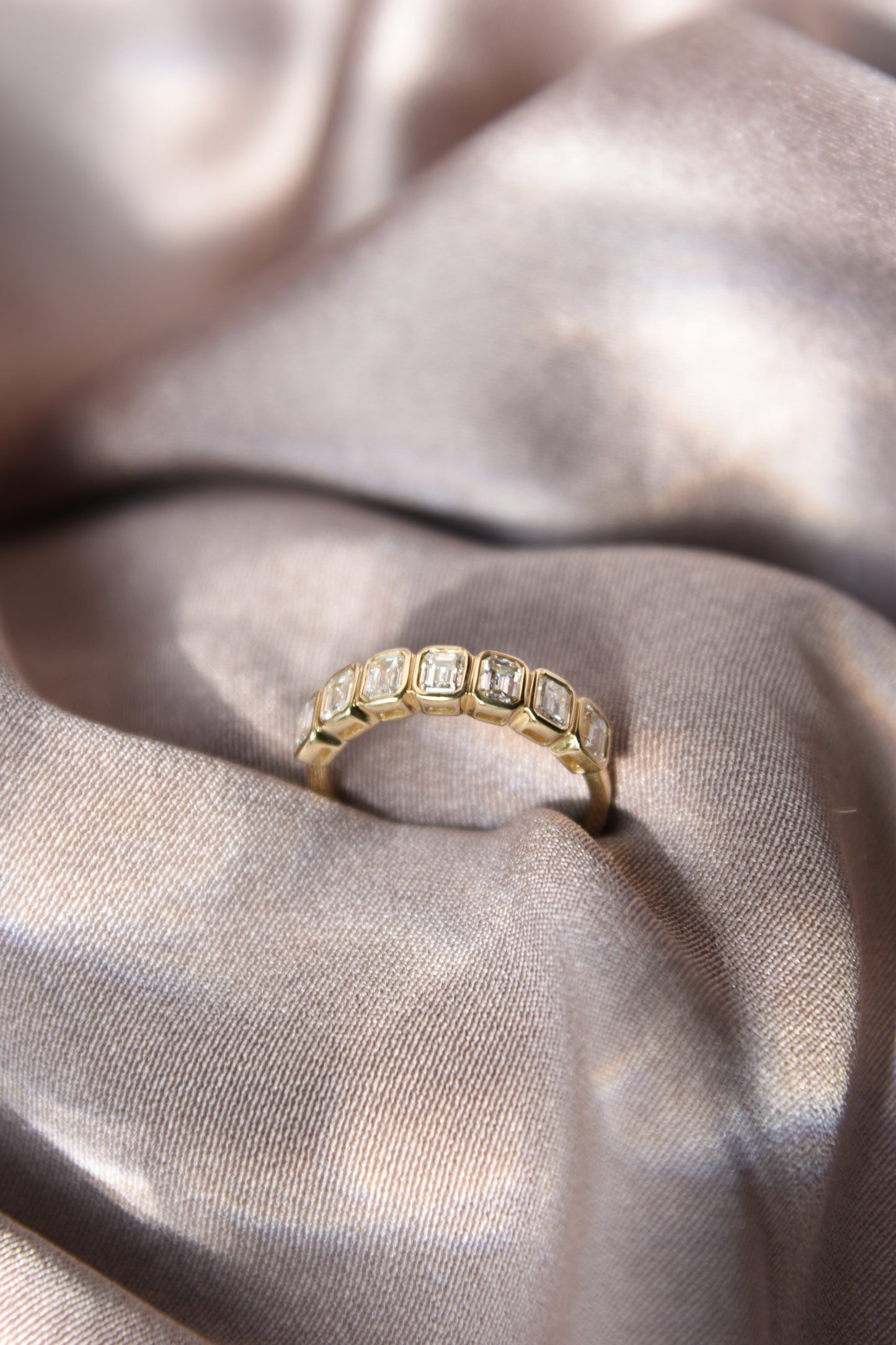 Anillo medio cintillo, oro amarillo y brillantes